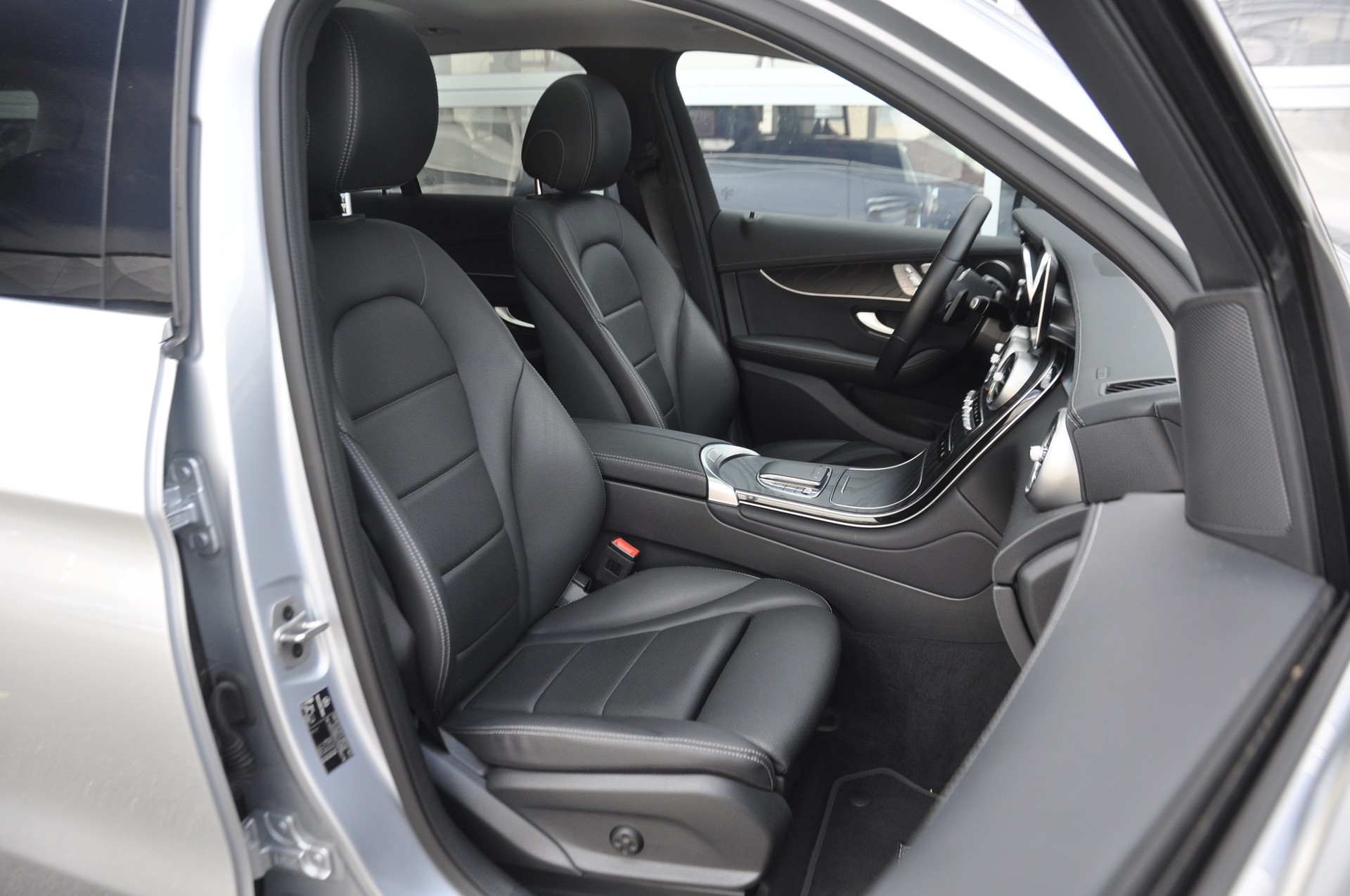 MERCEDES-BENZ GLC 300 e 4Matic 9G-Tronic I Anhängerkupplung-image-7