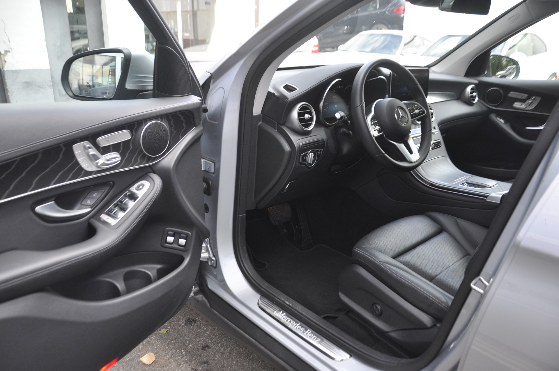 MERCEDES-BENZ GLC 300 e 4Matic 9G-Tronic I Anhängerkupplung-image-3