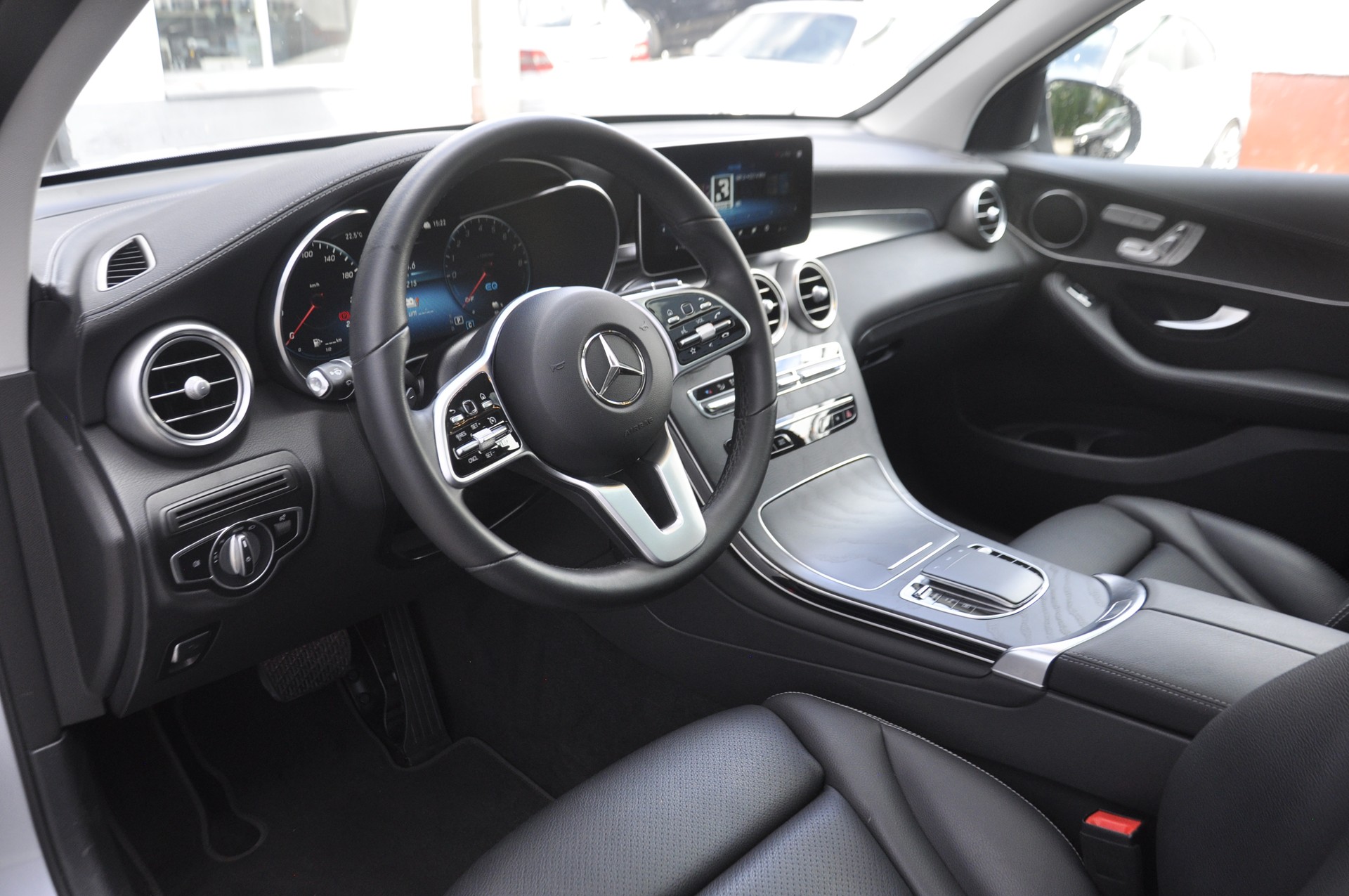 MERCEDES-BENZ GLC 300 e 4Matic 9G-Tronic I Anhängerkupplung-image-5
