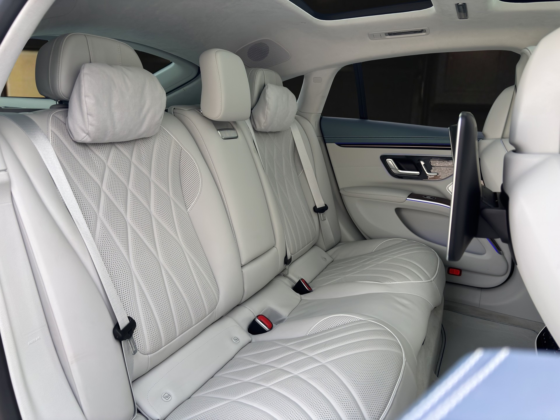 MERCEDES-BENZ EQS 580 Executive Edition AMG 4matic-image-13