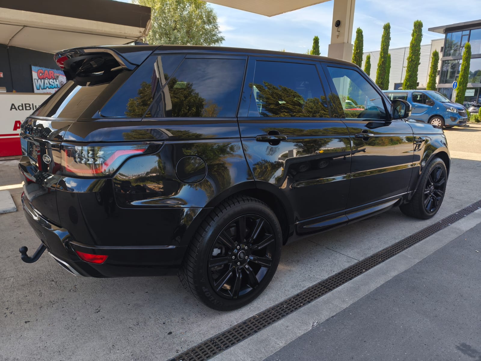 LAND ROVER Range Rover Sport D250 3.0D I6 MHEV HSE Silver Automatic-showroom-element-3
