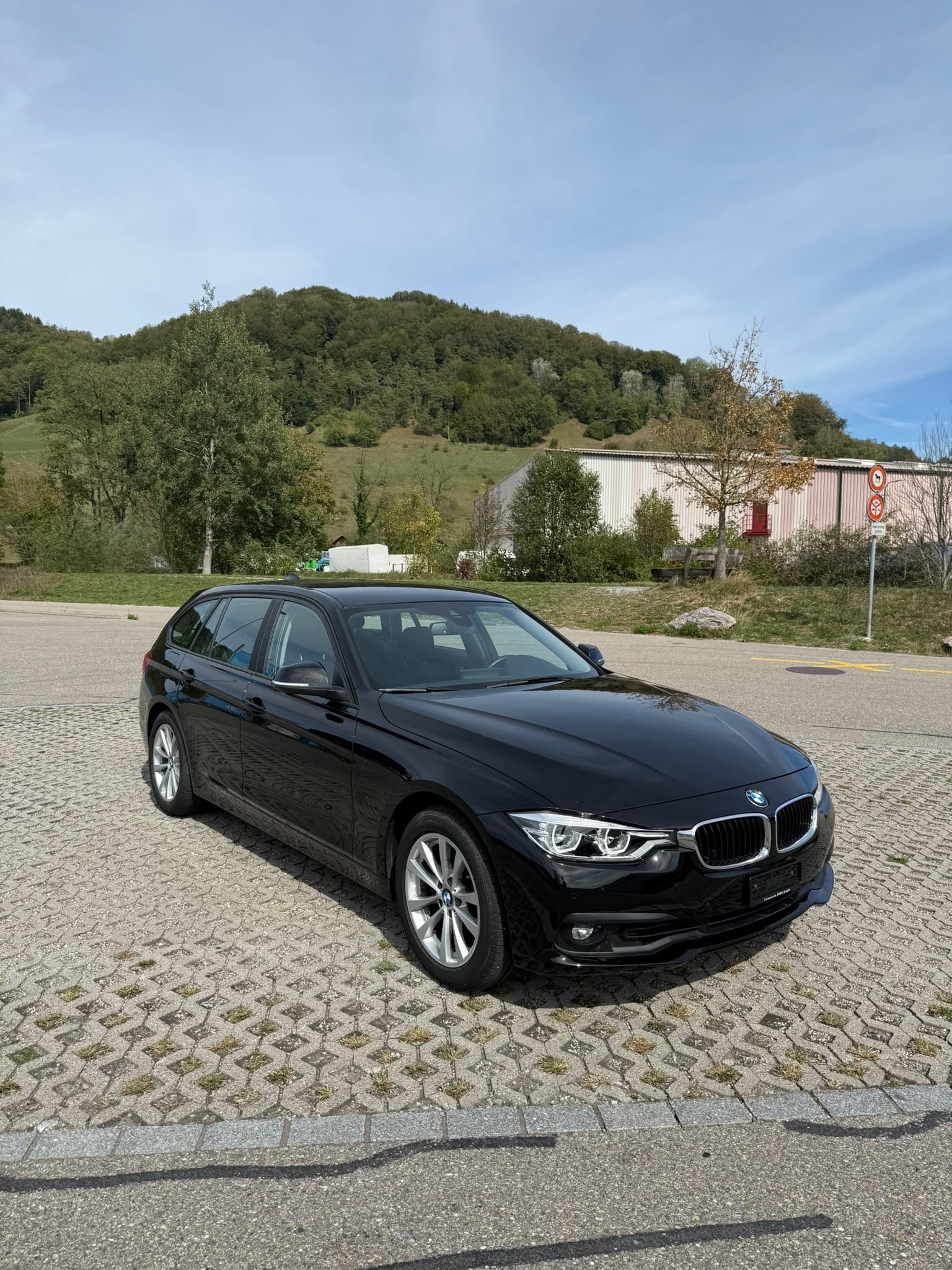 BMW 330d xDrive Touring Luxury Line Steptronic-image-1