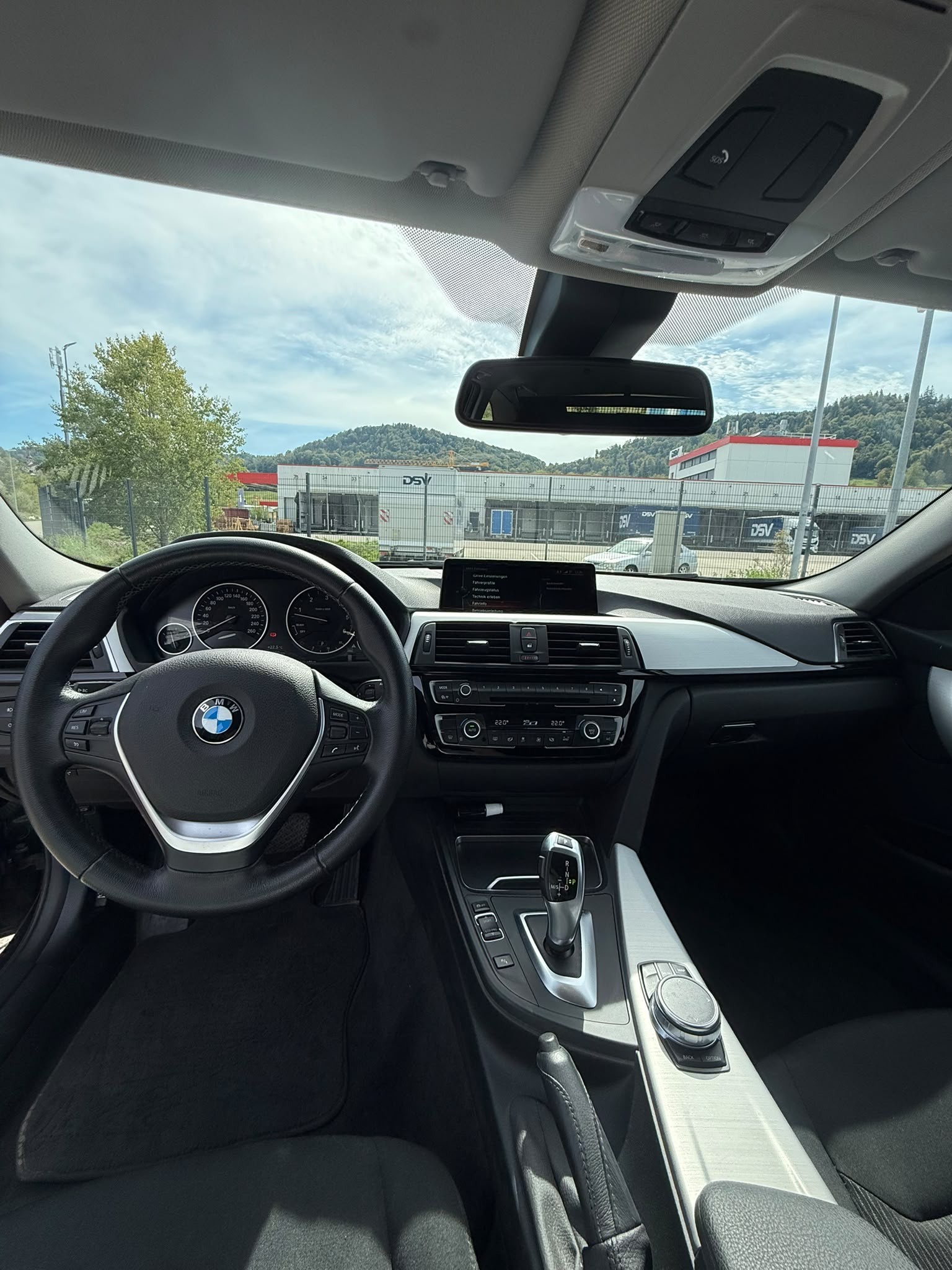 BMW 330d xDrive Touring Luxury Line Steptronic-image-12