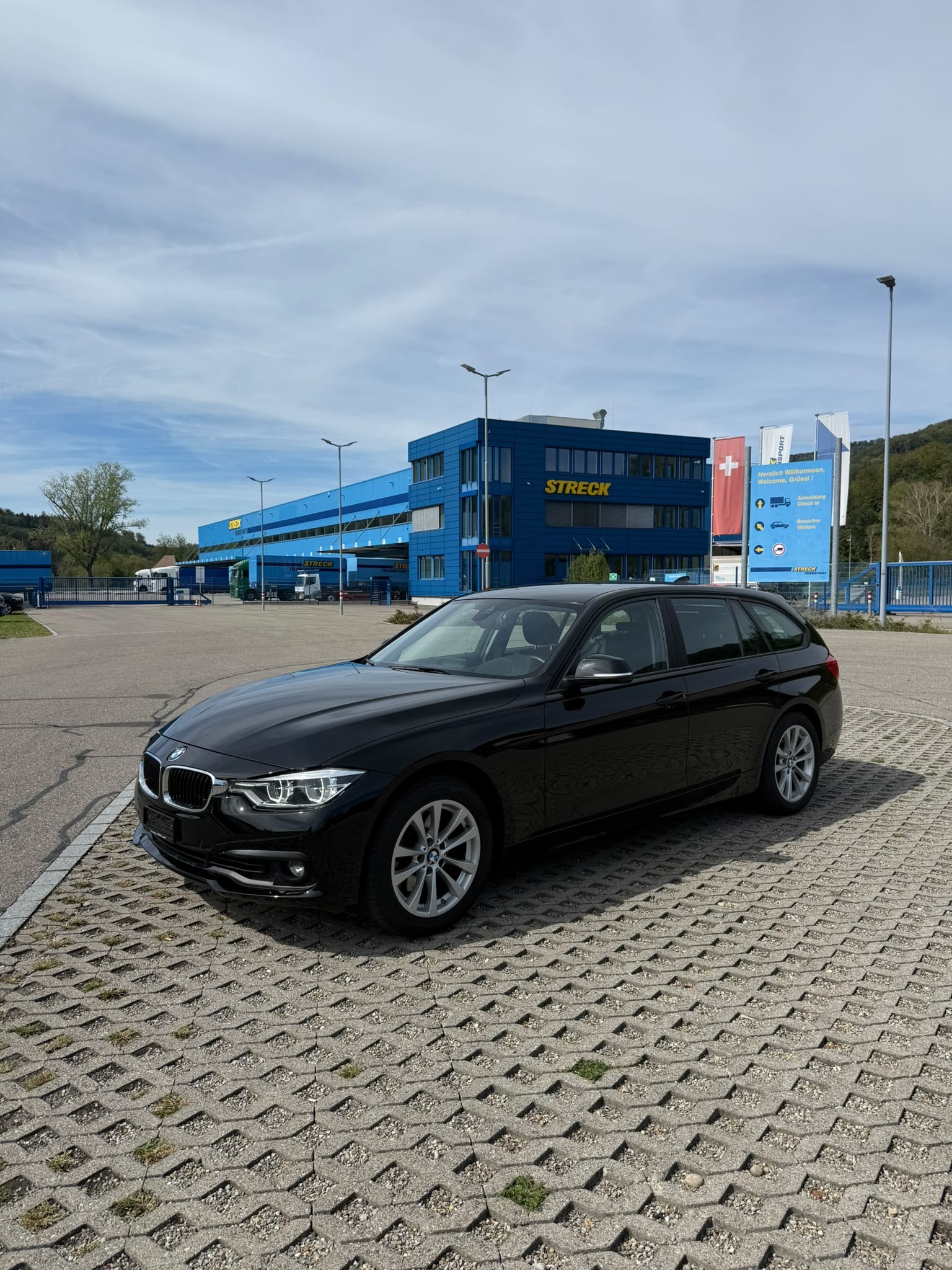 BMW 330d xDrive Touring Luxury Line Steptronic-image-0