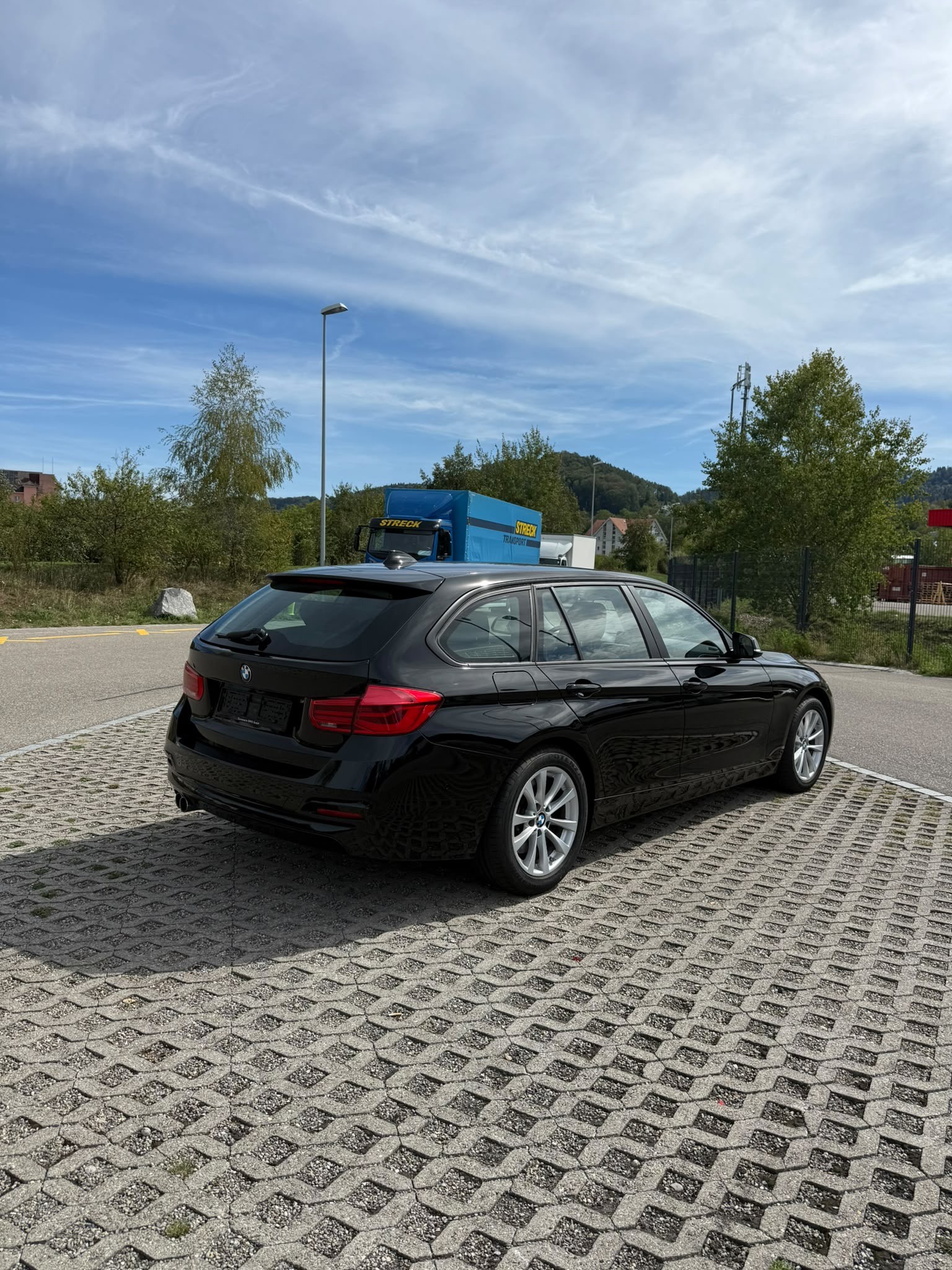 BMW 330d xDrive Touring Luxury Line Steptronic-image-3
