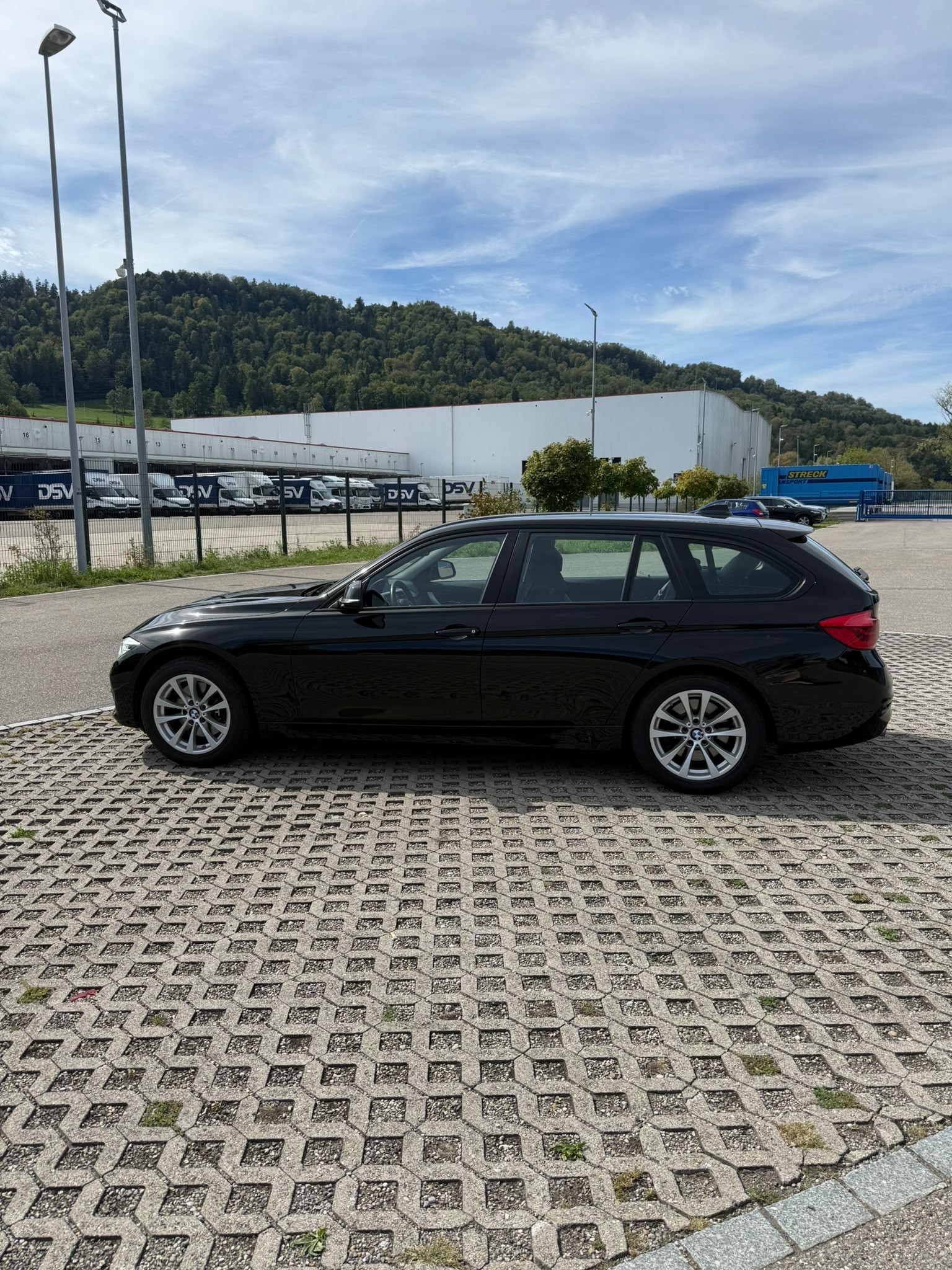BMW 330d xDrive Touring Luxury Line Steptronic-image-4