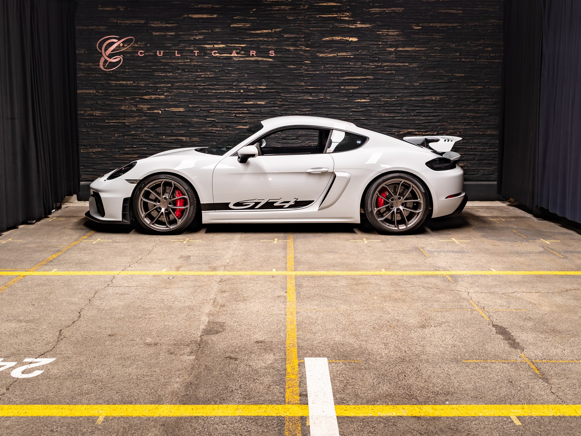 PORSCHE 718 Cayman GT4 PDK-image-1