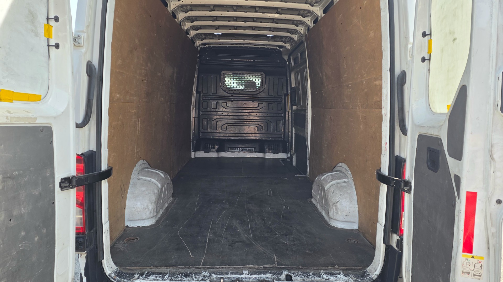 VW Crafter 35 2.0 TDI L4-image-4