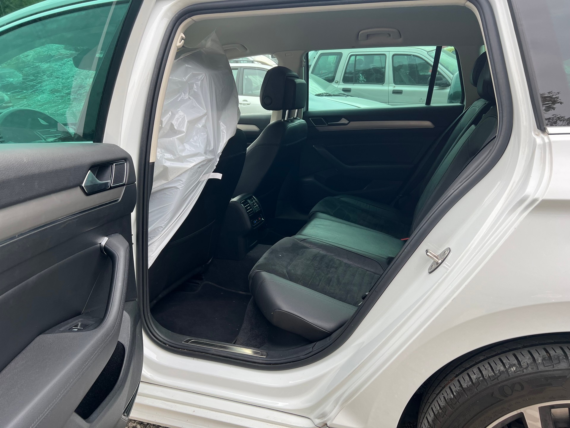 VW Passat Variant 2.0 TDI BMT Trendline DSG-image-4
