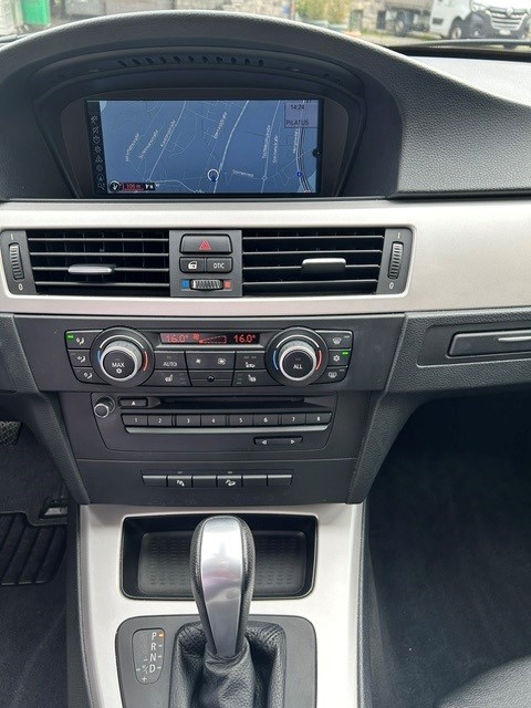 BMW 325i xDrive Touring Steptronic-image-10