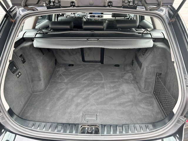 BMW 325i xDrive Touring Steptronic-image-12