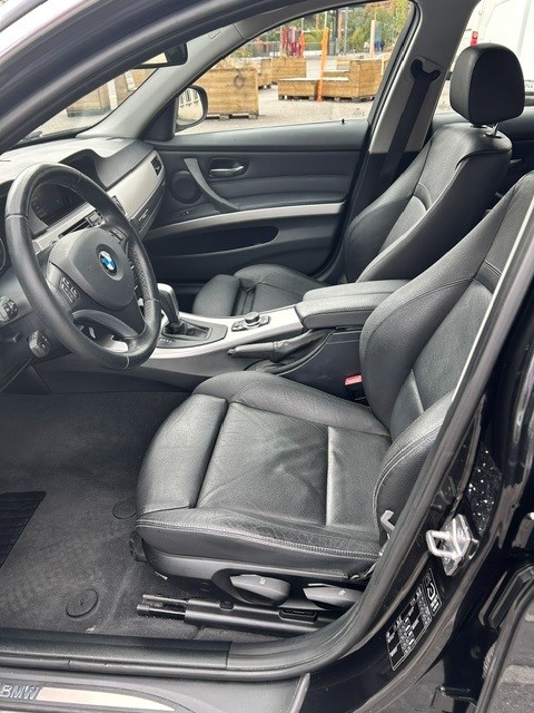 BMW 325i xDrive Touring Steptronic-image-6