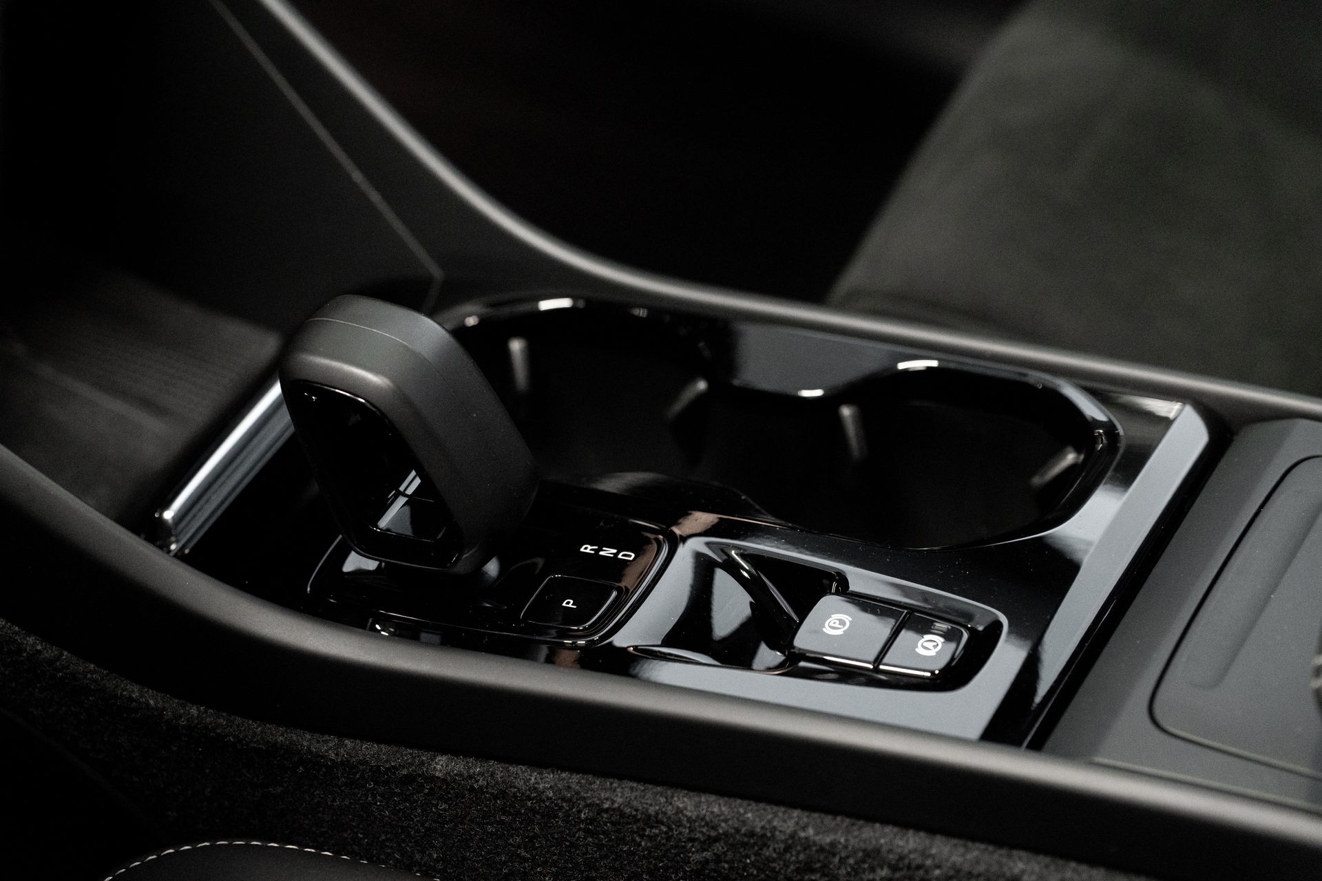 VOLVO XC40 B4 PLUS DARK | ALLRAD AUTOMAT | BENZIN MILD HYBRID | VOLVO GARANTIE | SILVER DAWN-image-14