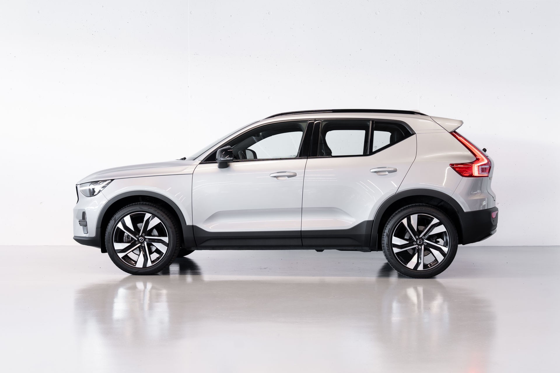 VOLVO XC40 B4 PLUS DARK | ALLRAD AUTOMAT | BENZIN MILD HYBRID | VOLVO GARANTIE | SILVER DAWN-image-1