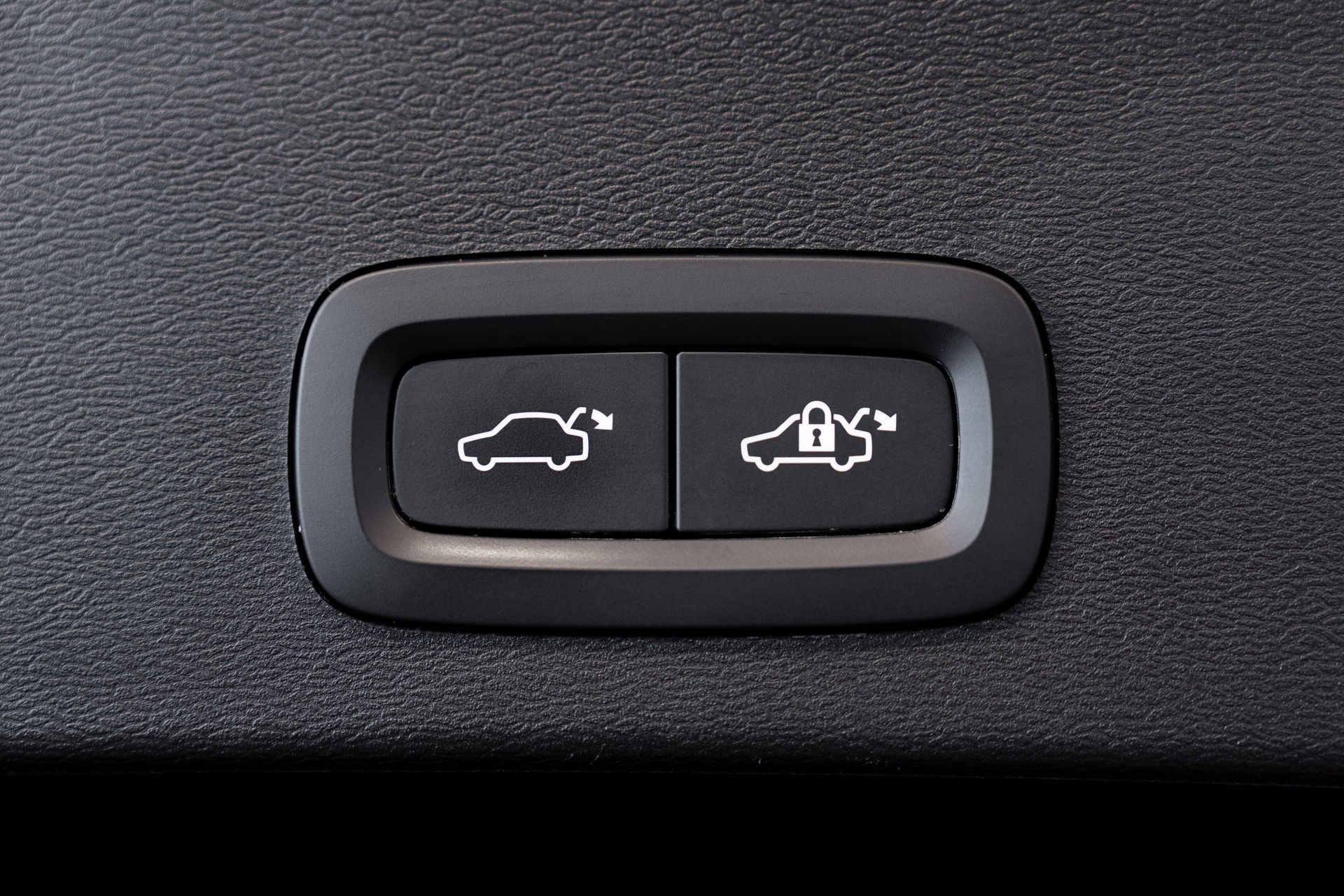 VOLVO XC40 B4 PLUS DARK | ALLRAD AUTOMAT | BENZIN MILD HYBRID | VOLVO GARANTIE | SILVER DAWN-image-5