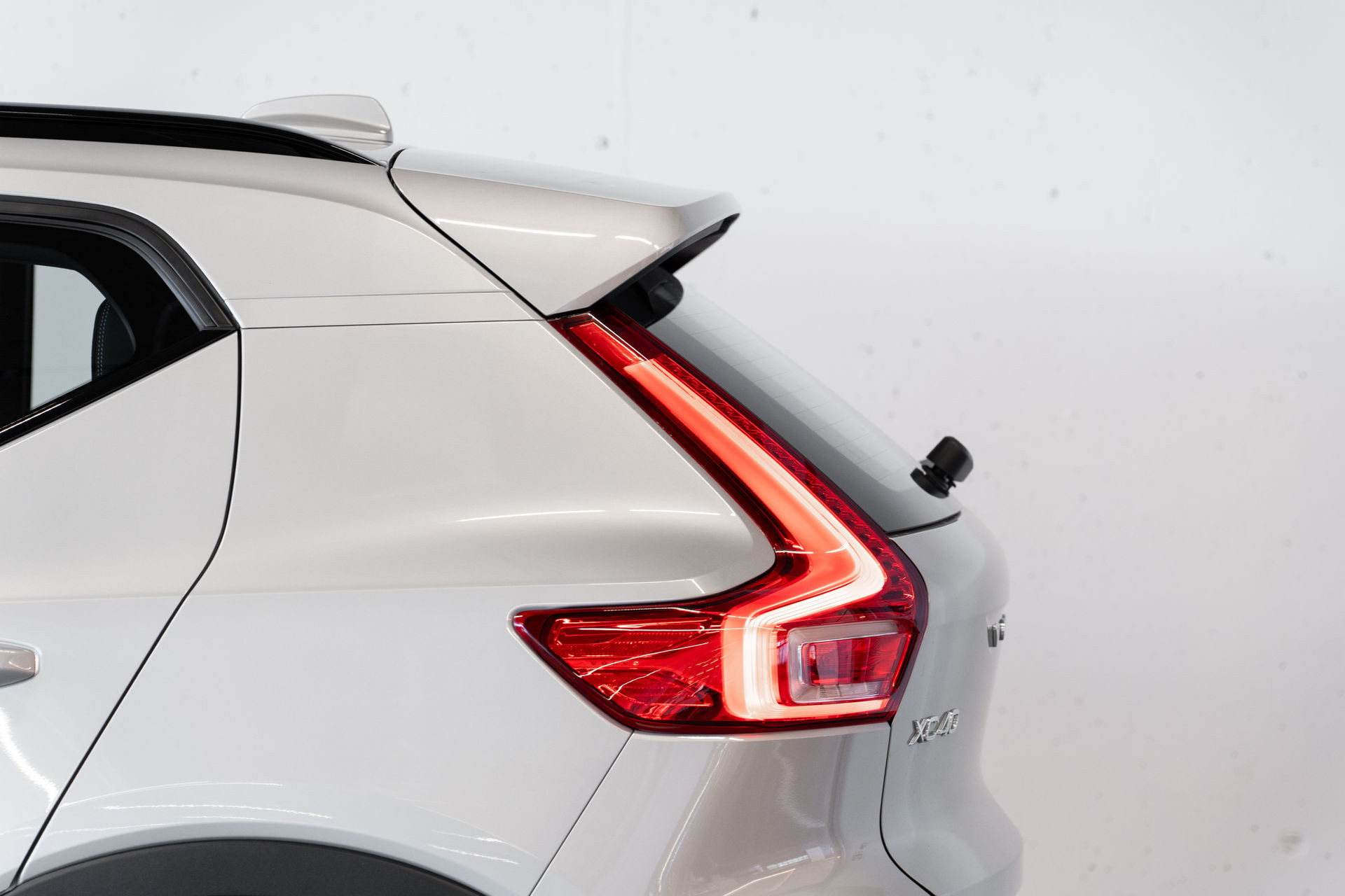 VOLVO XC40 B4 PLUS DARK | ALLRAD AUTOMAT | BENZIN MILD HYBRID | VOLVO GARANTIE | SILVER DAWN-image-8