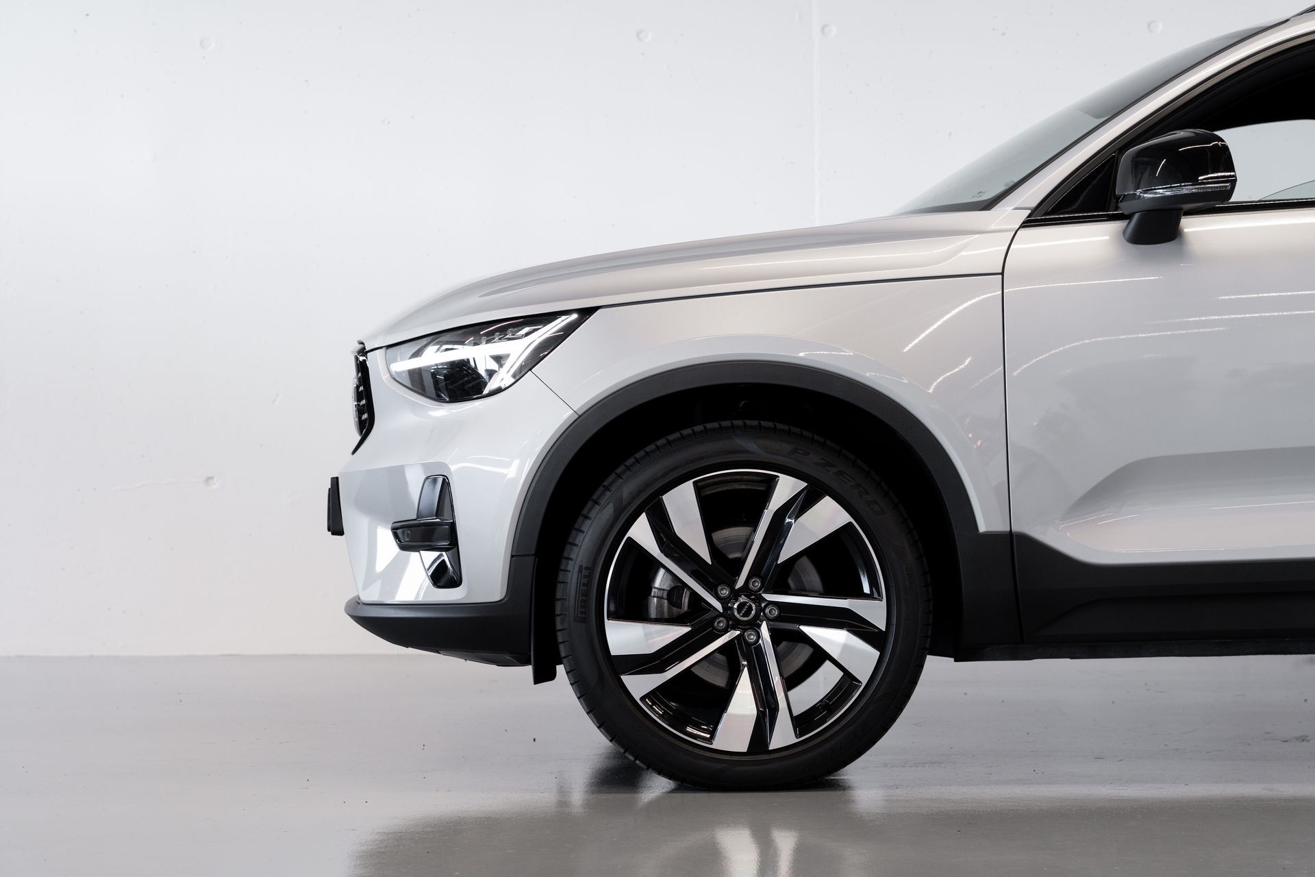VOLVO XC40 B4 PLUS DARK | ALLRAD AUTOMAT | BENZIN MILD HYBRID | VOLVO GARANTIE | SILVER DAWN-image-7