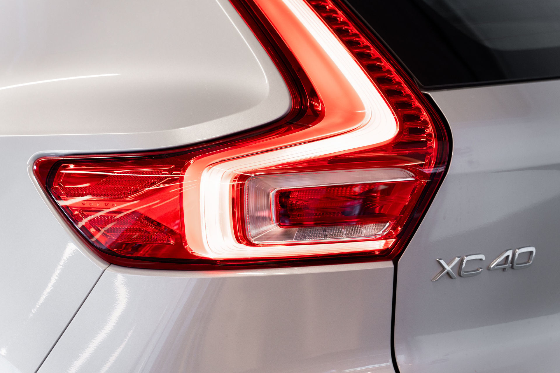 VOLVO XC40 B4 PLUS DARK | ALLRAD AUTOMAT | BENZIN MILD HYBRID | VOLVO GARANTIE | SILVER DAWN-image-19