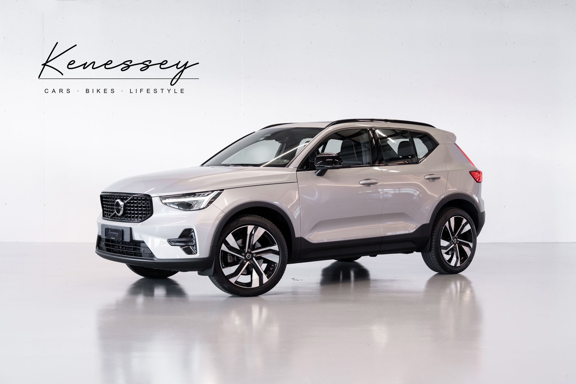 VOLVO XC40 B4 PLUS DARK | ALLRAD AUTOMAT | BENZIN MILD HYBRID | VOLVO GARANTIE | SILVER DAWN-image-0