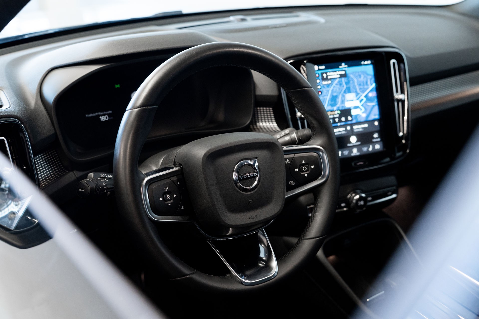 VOLVO XC40 B4 PLUS DARK | ALLRAD AUTOMAT | BENZIN MILD HYBRID | VOLVO GARANTIE | SILVER DAWN-image-9
