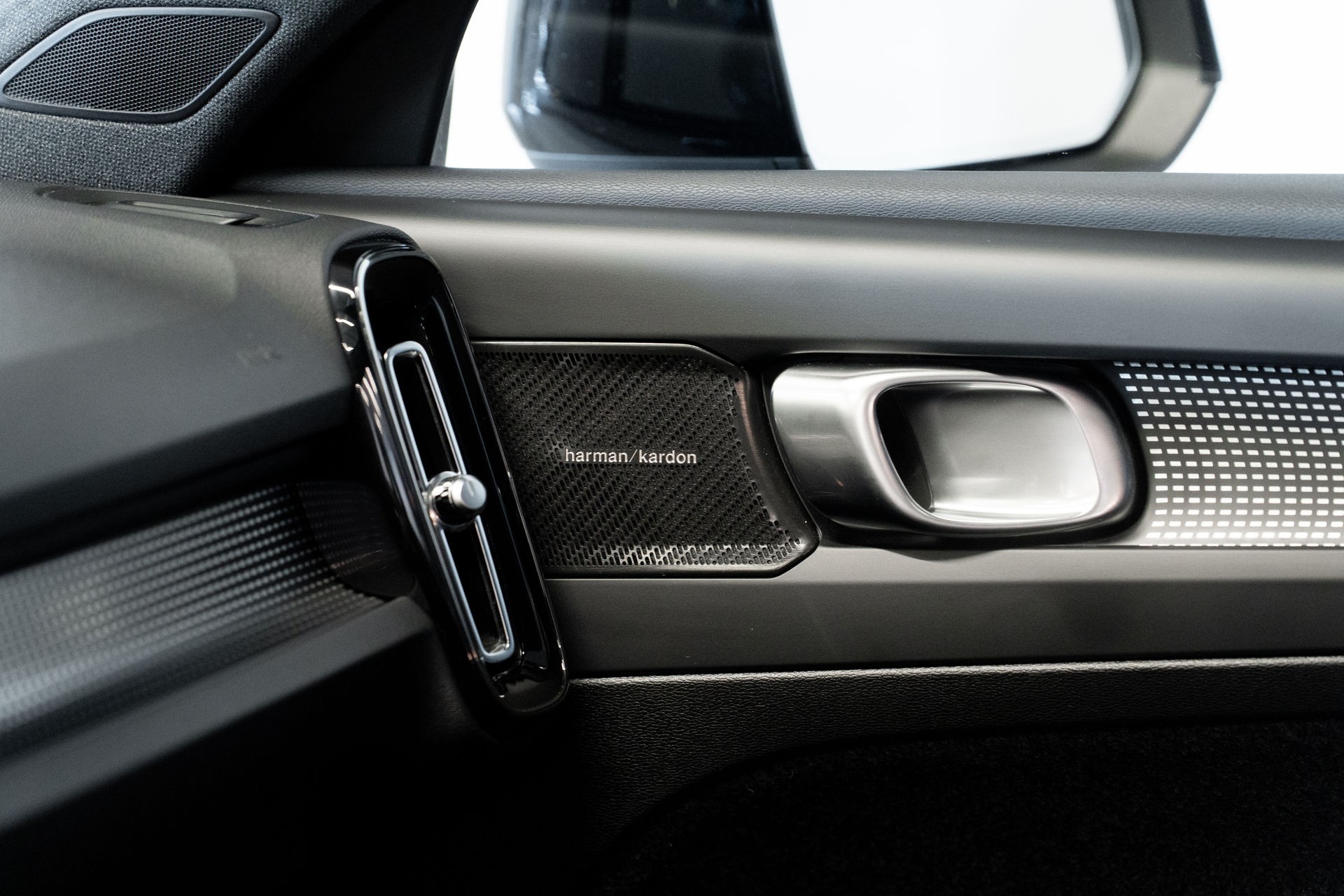 VOLVO XC40 B4 PLUS DARK | ALLRAD AUTOMAT | BENZIN MILD HYBRID | VOLVO GARANTIE | SILVER DAWN-image-16