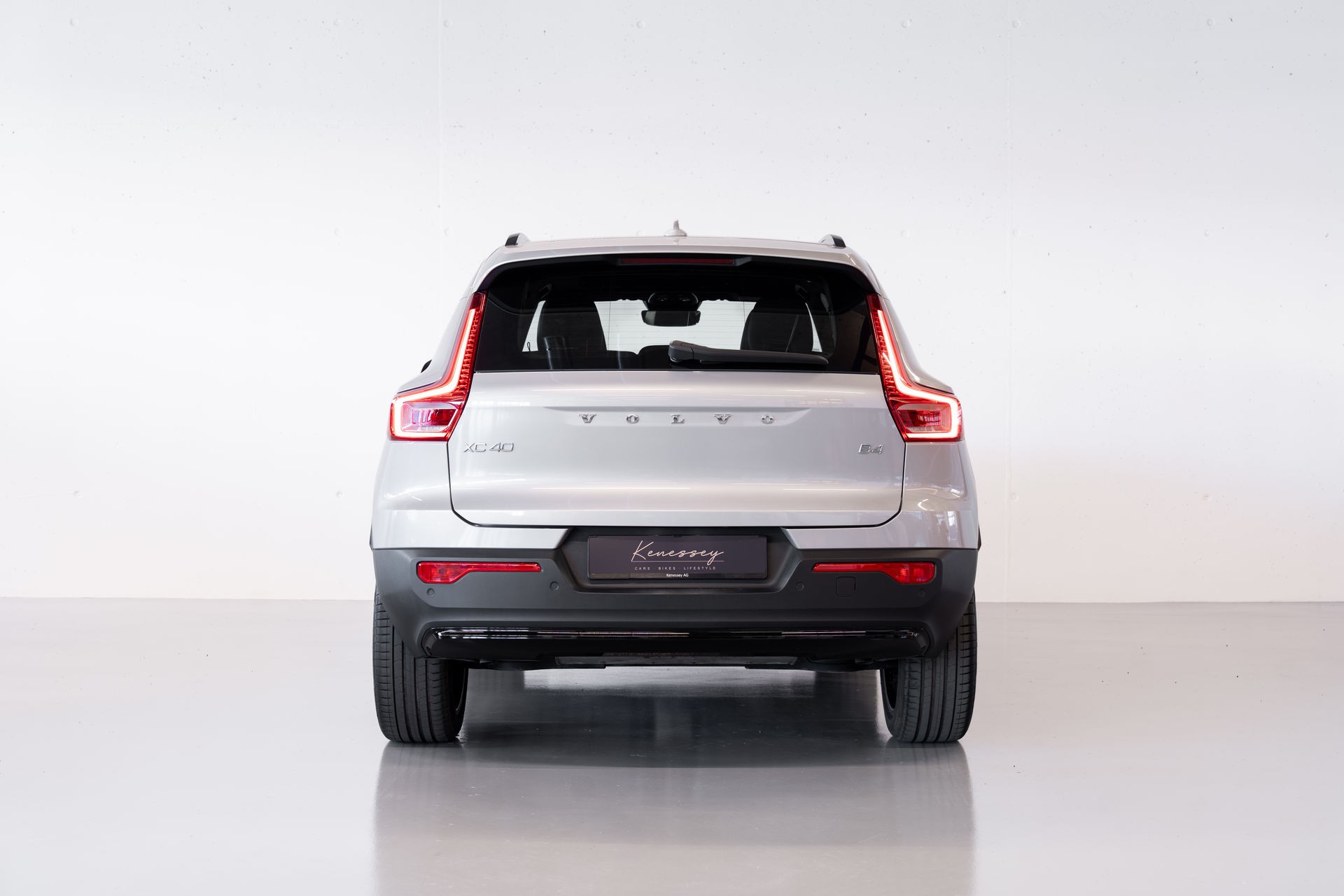 VOLVO XC40 B4 PLUS DARK | ALLRAD AUTOMAT | BENZIN MILD HYBRID | VOLVO GARANTIE | SILVER DAWN-image-3