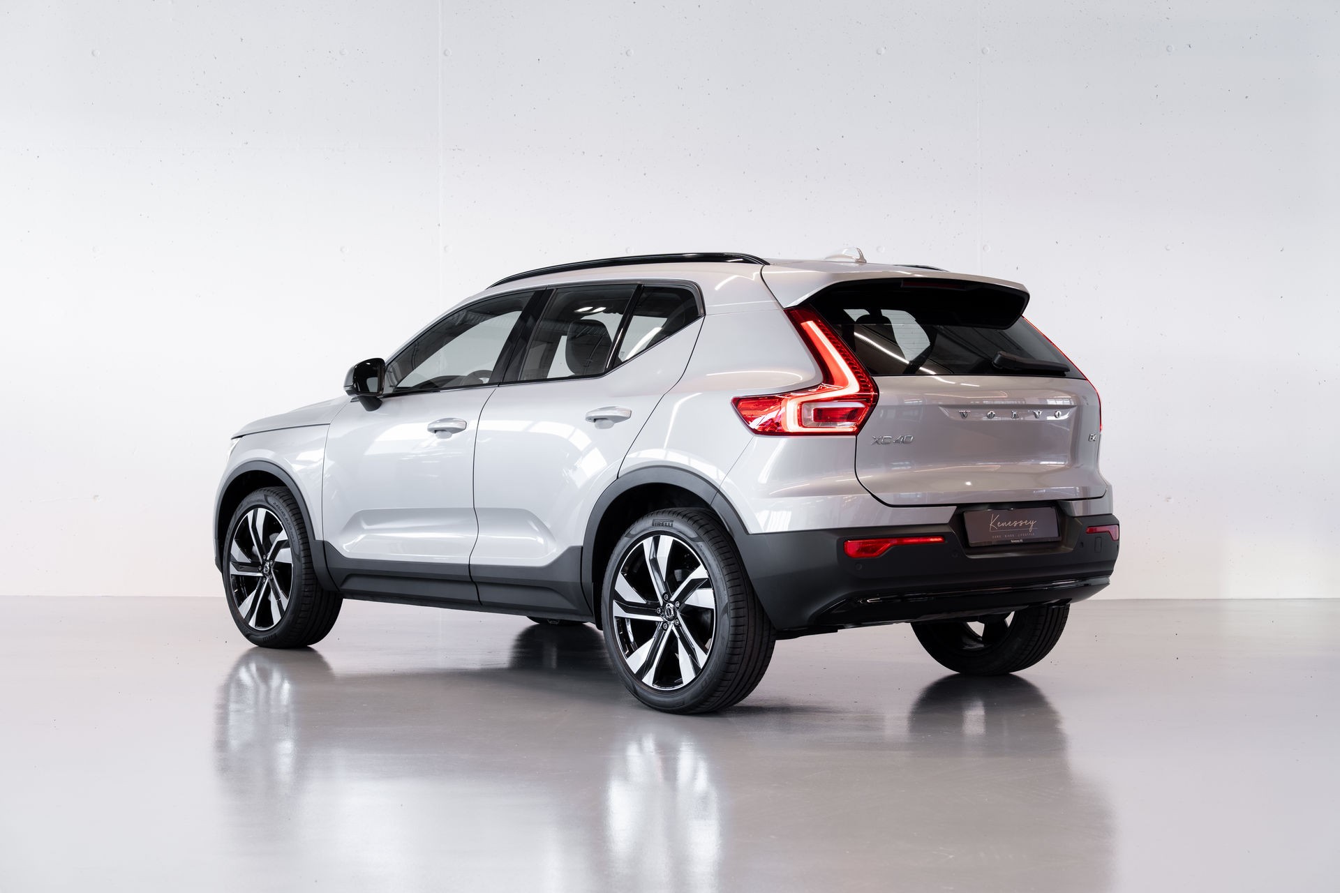 VOLVO XC40 B4 PLUS DARK | ALLRAD AUTOMAT | BENZIN MILD HYBRID | VOLVO GARANTIE | SILVER DAWN-image-2
