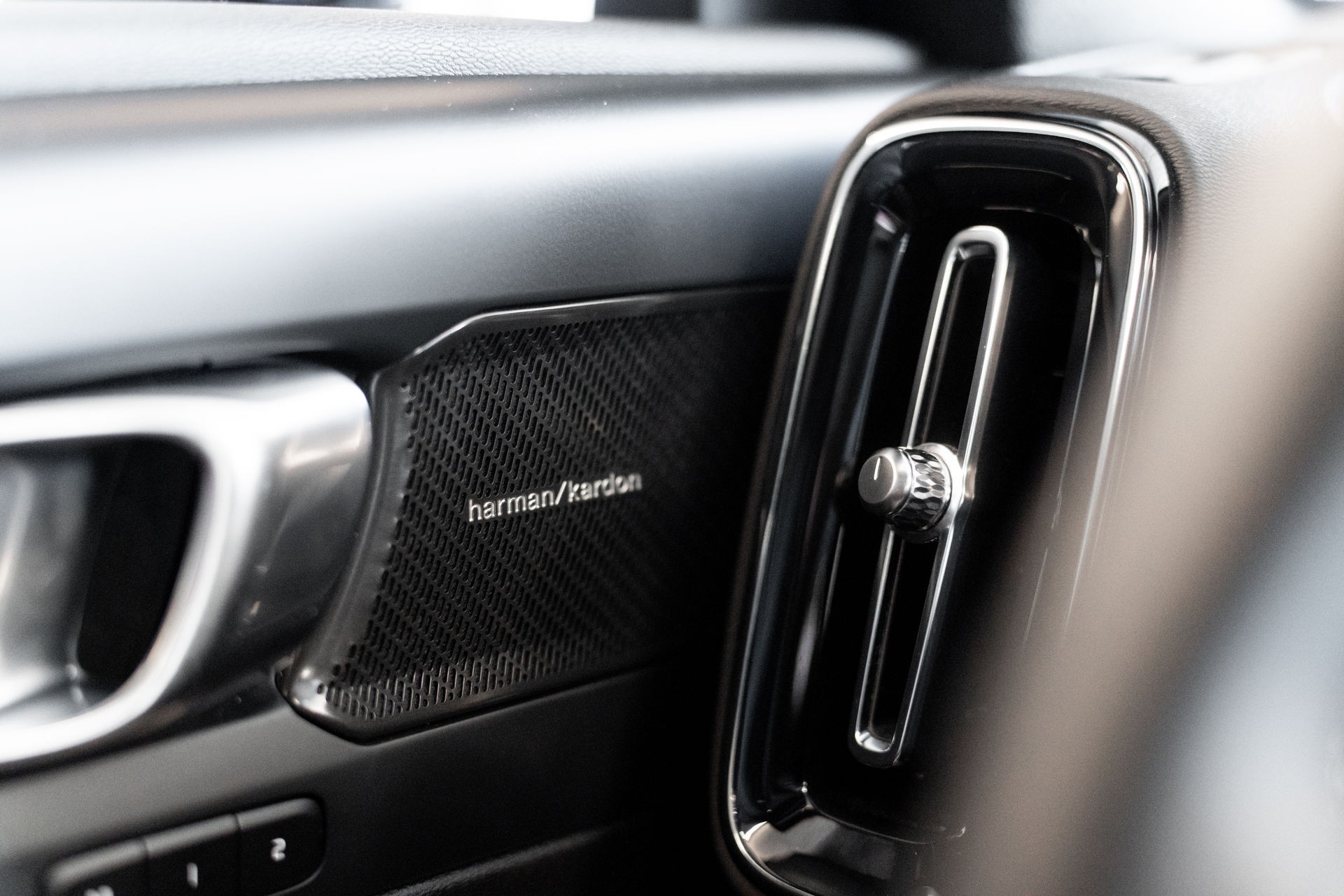 VOLVO XC40 B4 PLUS DARK | ALLRAD AUTOMAT | BENZIN MILD HYBRID | VOLVO GARANTIE | SILVER DAWN-image-18