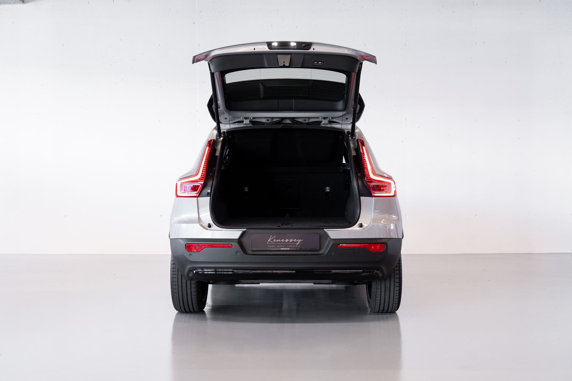 VOLVO XC40 B4 PLUS DARK | ALLRAD AUTOMAT | BENZIN MILD HYBRID | VOLVO GARANTIE | SILVER DAWN-image-4