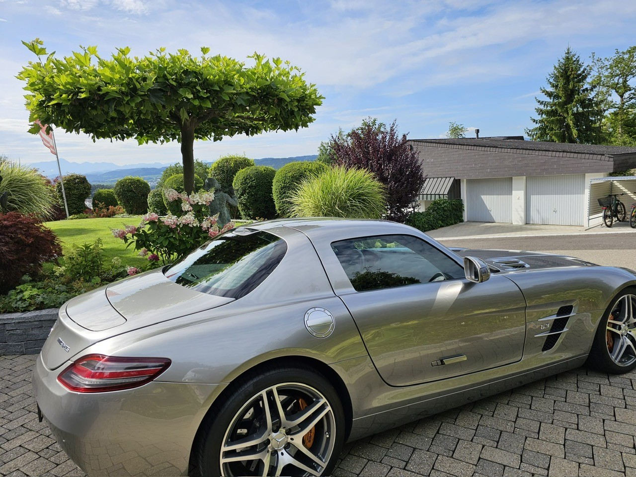 MERCEDES-BENZ SLS 63 AMG-image-1