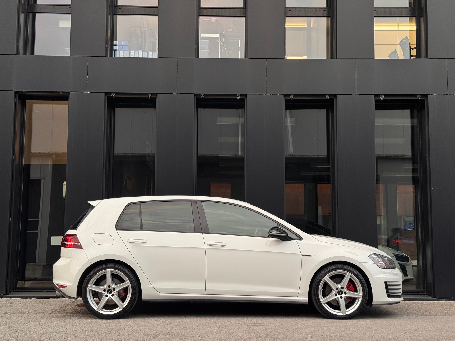 VW Golf 2.0 TSI GTI-image-9