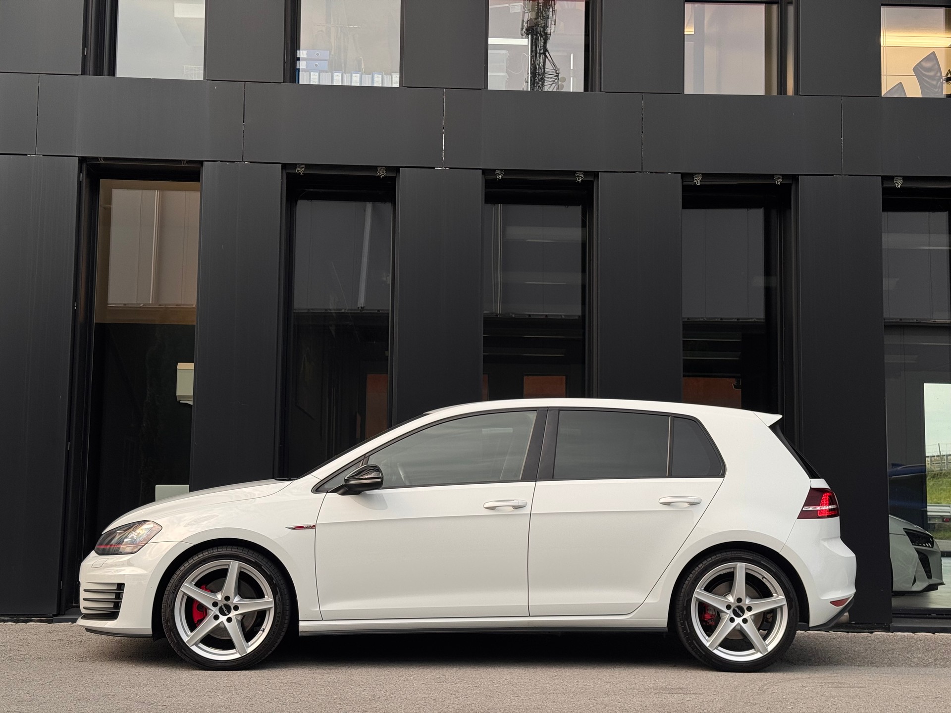 VW Golf 2.0 TSI GTI-image-3