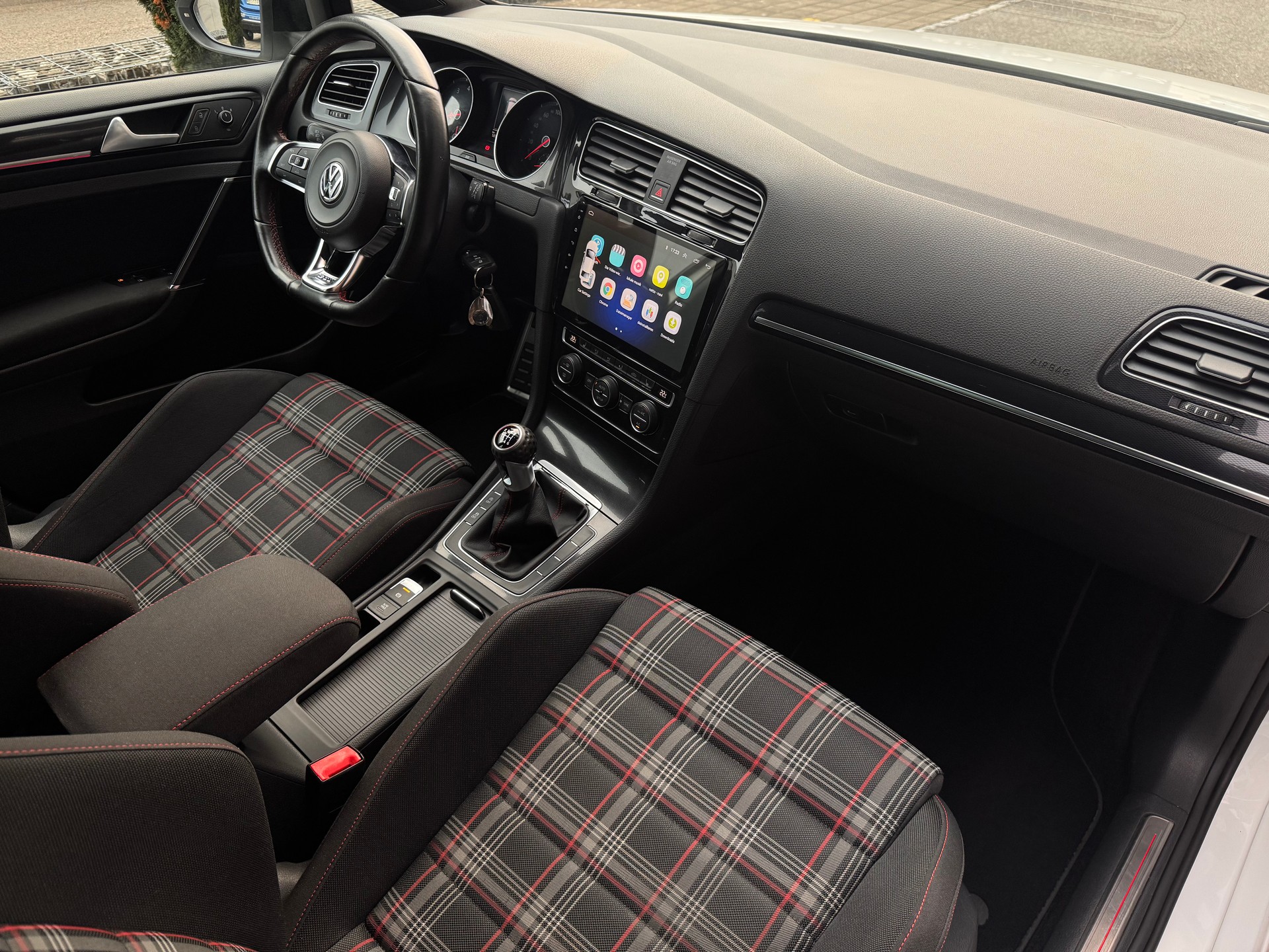 VW Golf 2.0 TSI GTI-image-12