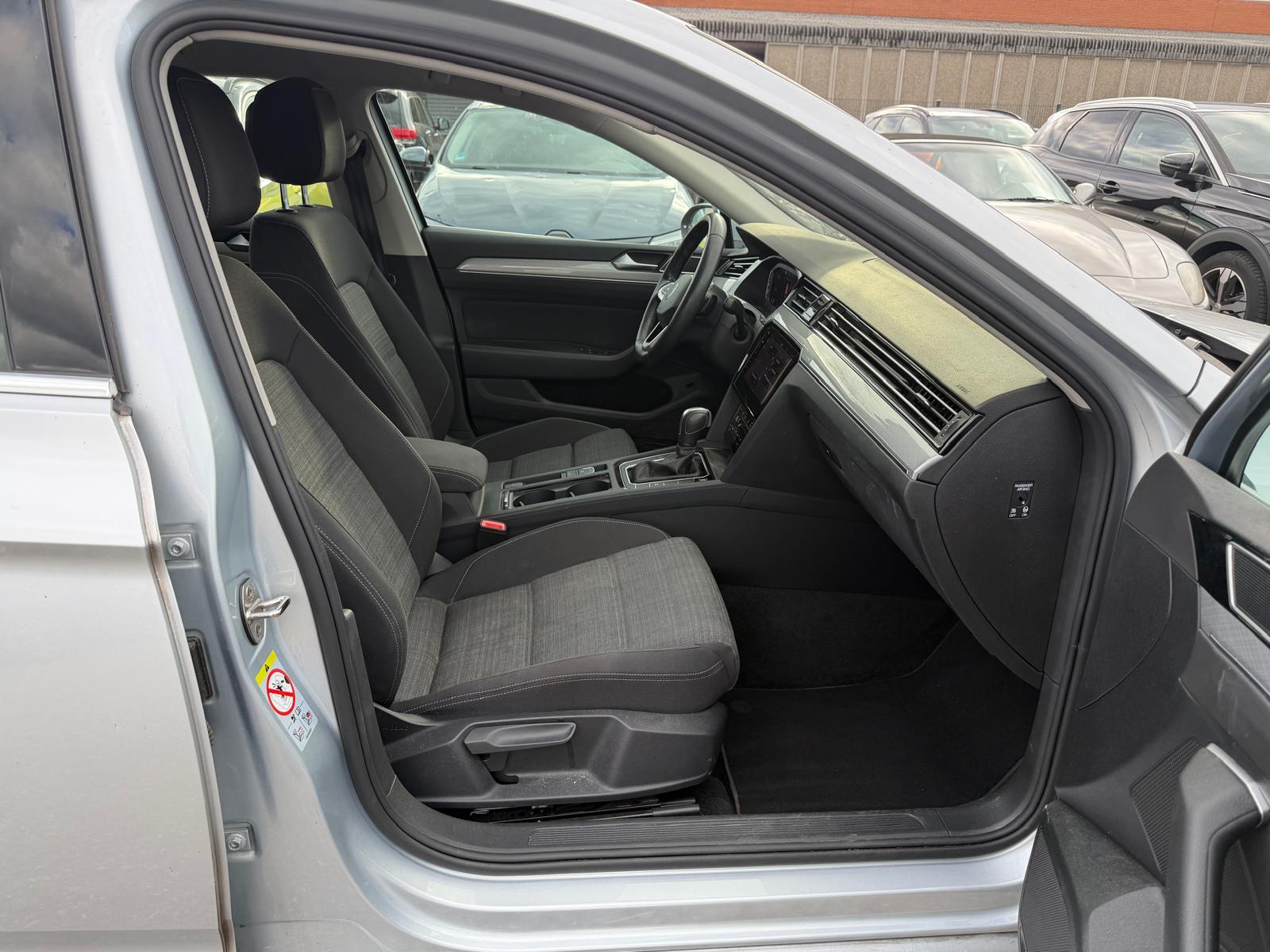 VW Passat Variant 2.0 TDI 150 Business DSG-image-8