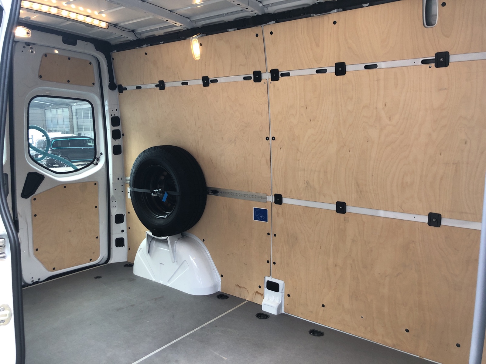 MERCEDES-BENZ eSprinter 312 47kWh Standard-image-8