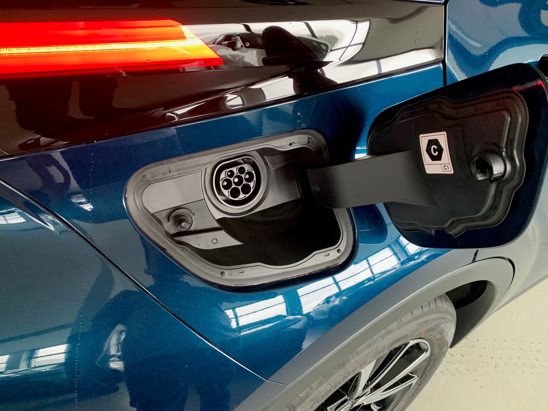 TOYOTA C-HR 2.0 PHEV Swiss Edition-image-8