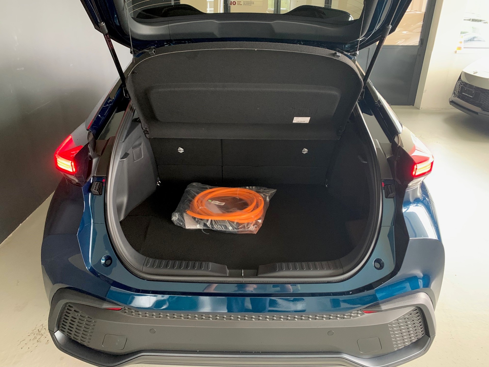 TOYOTA C-HR 2.0 PHEV Swiss Edition-image-7