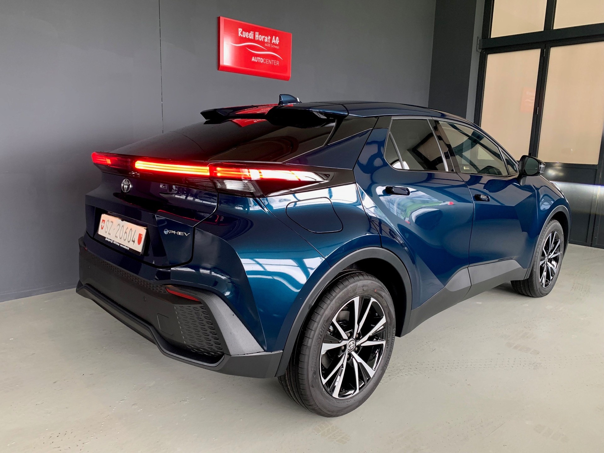 TOYOTA C-HR 2.0 PHEV Swiss Edition-image-3