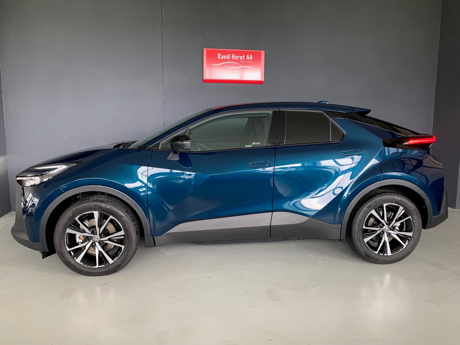 TOYOTA C-HR 2.0 PHEV Swiss Edition-image-1