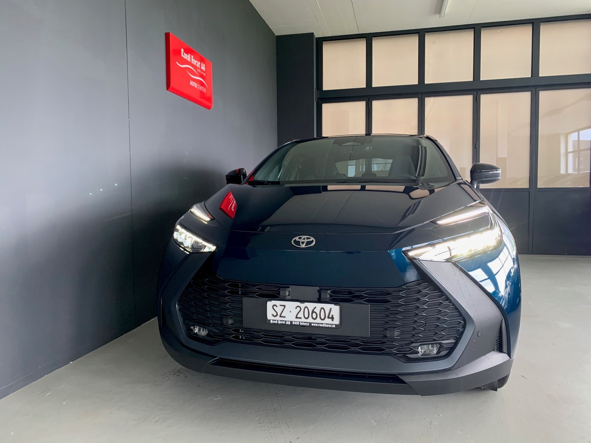 TOYOTA C-HR 2.0 PHEV Swiss Edition-image-2