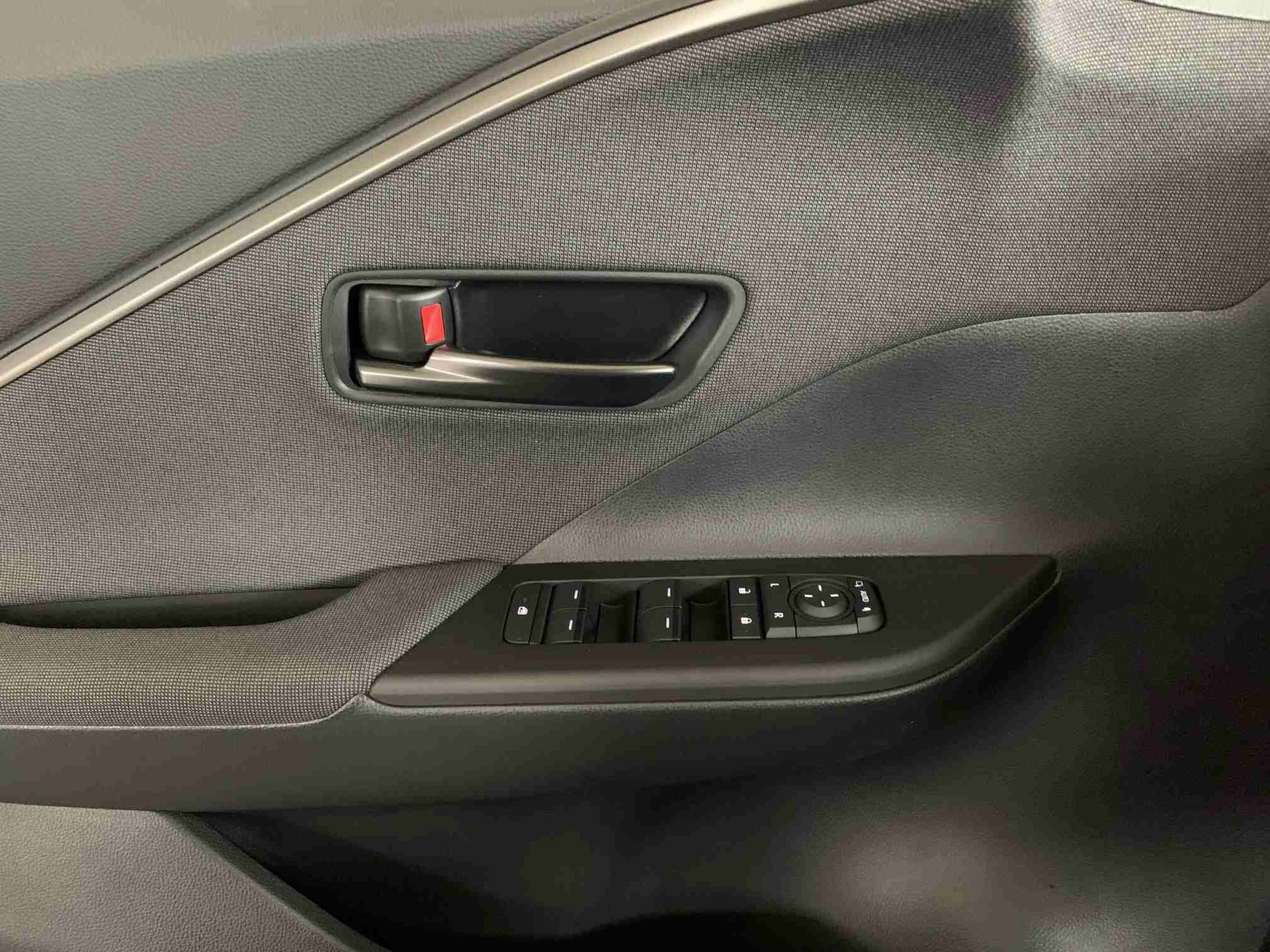 TOYOTA C-HR 2.0 PHEV Swiss Edition-image-15