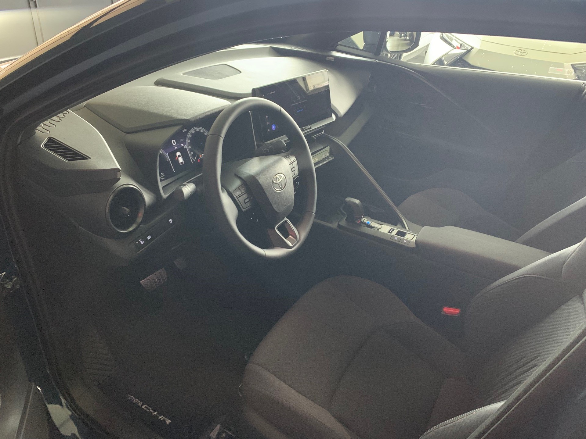 TOYOTA C-HR 2.0 PHEV Swiss Edition-image-10