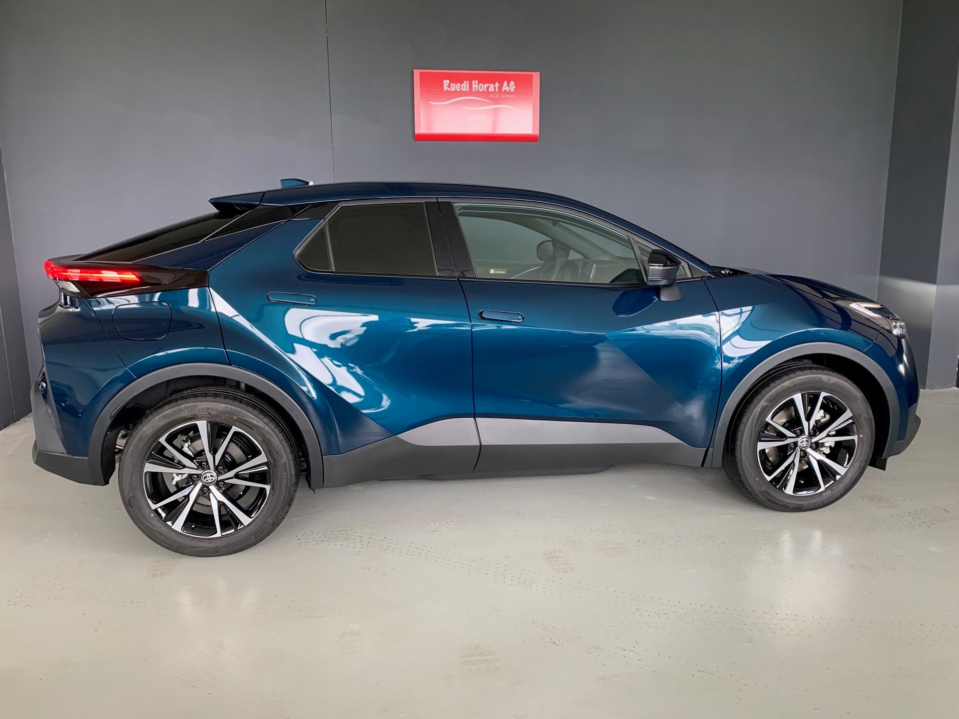 TOYOTA C-HR 2.0 PHEV Swiss Edition-image-4
