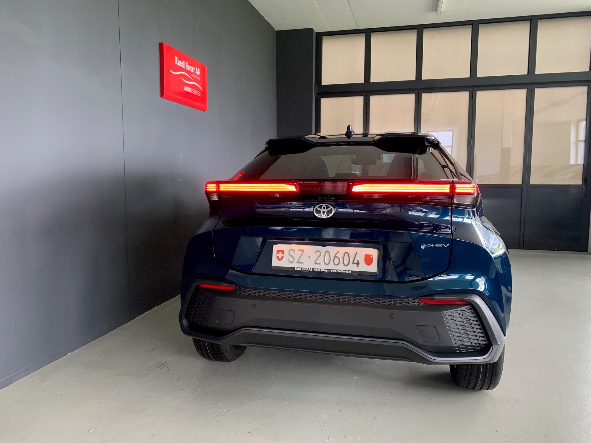 TOYOTA C-HR 2.0 PHEV Swiss Edition-image-5
