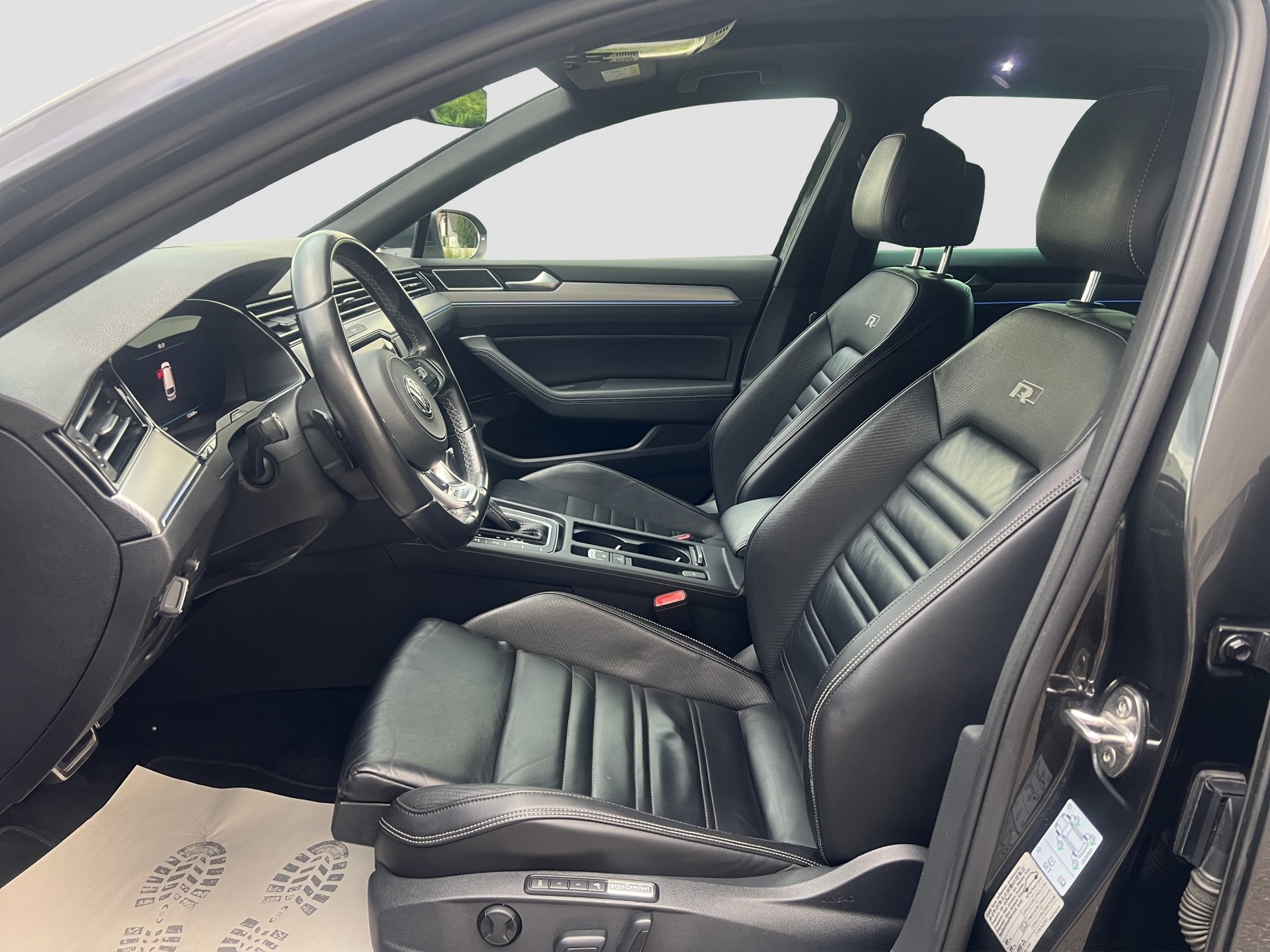 VW Passat Variant 2.0 TDI BMT Highline R Line DSG 4Motion-image-10