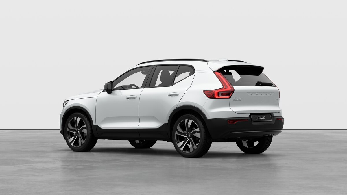 VOLVO XC40 2.0 B3 MH Plus Dark-image-1