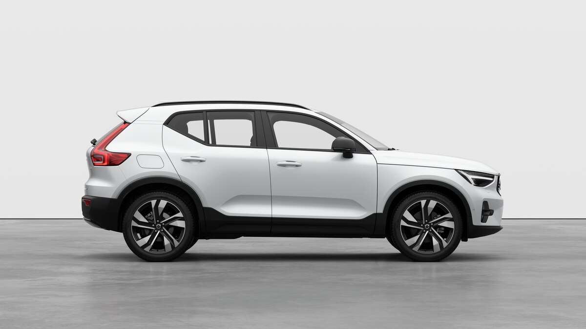 VOLVO XC40 2.0 B3 MH Plus Dark-image-3