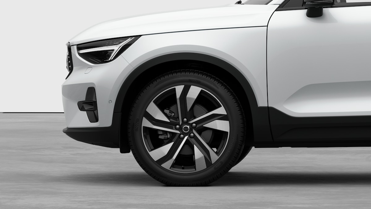 VOLVO XC40 2.0 B3 MH Plus Dark-image-7