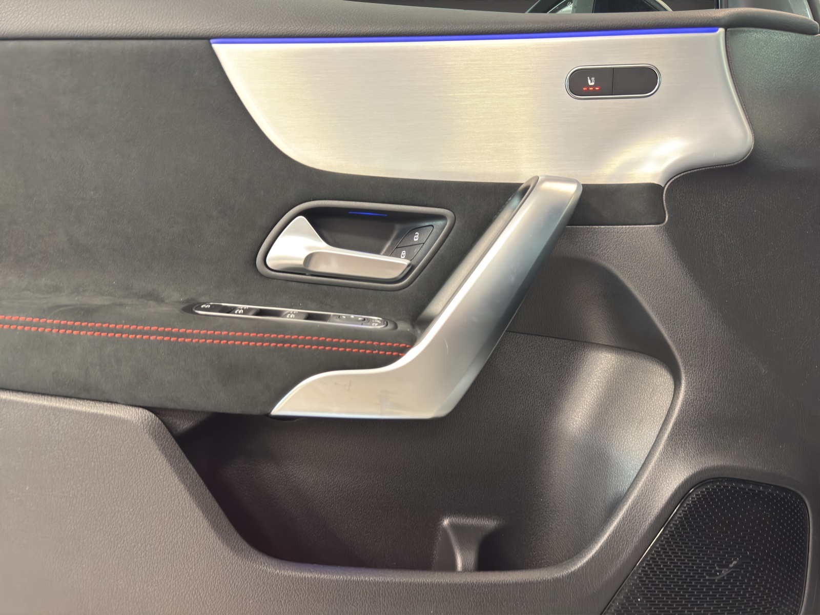 MERCEDES-BENZ A 250 4Matic 8G-DCT AMG Line-image-12