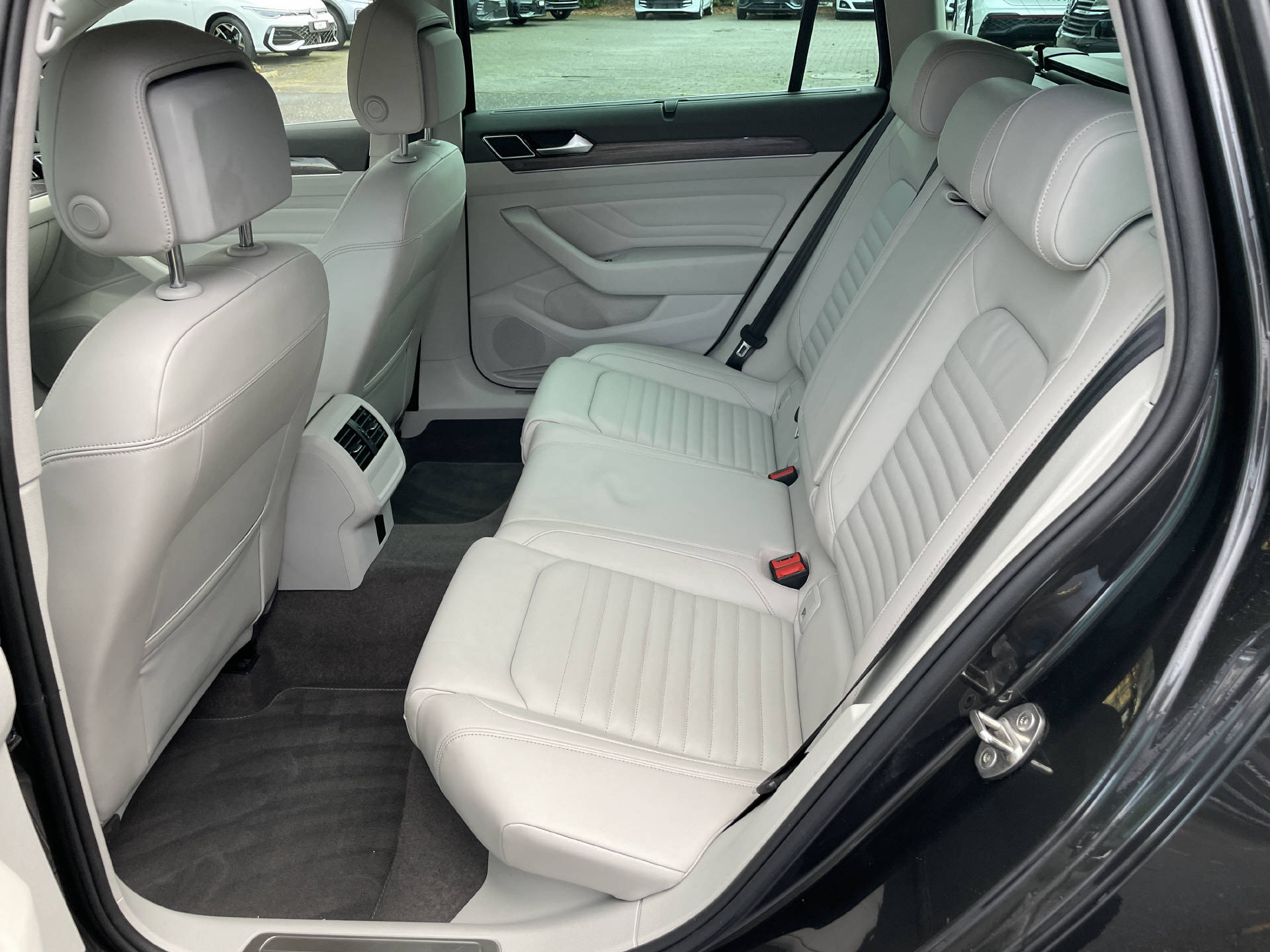 VW Passat Variant 2.0 TDI Elegance DSG 4m-image-8